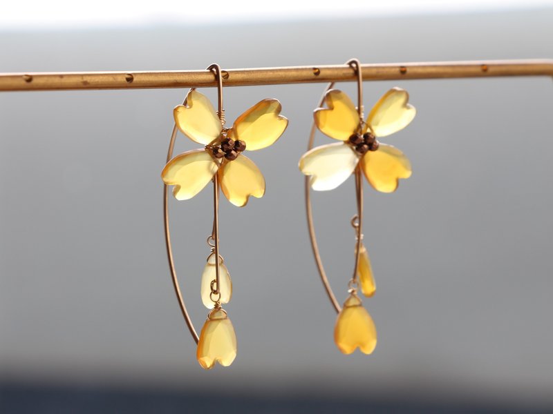 14kgf-sprinkle flower V hook pierced earrings - 耳環/耳夾/耳骨夾 - 其他金屬 黃色