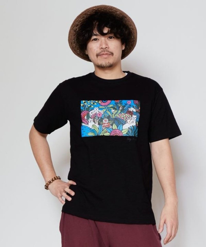 [Popular pre-order] Thai artist PLOY KASOM’s joint illustration T-shirt (2 colors) CCP-4206 - Men's T-Shirts & Tops - Cotton & Hemp 