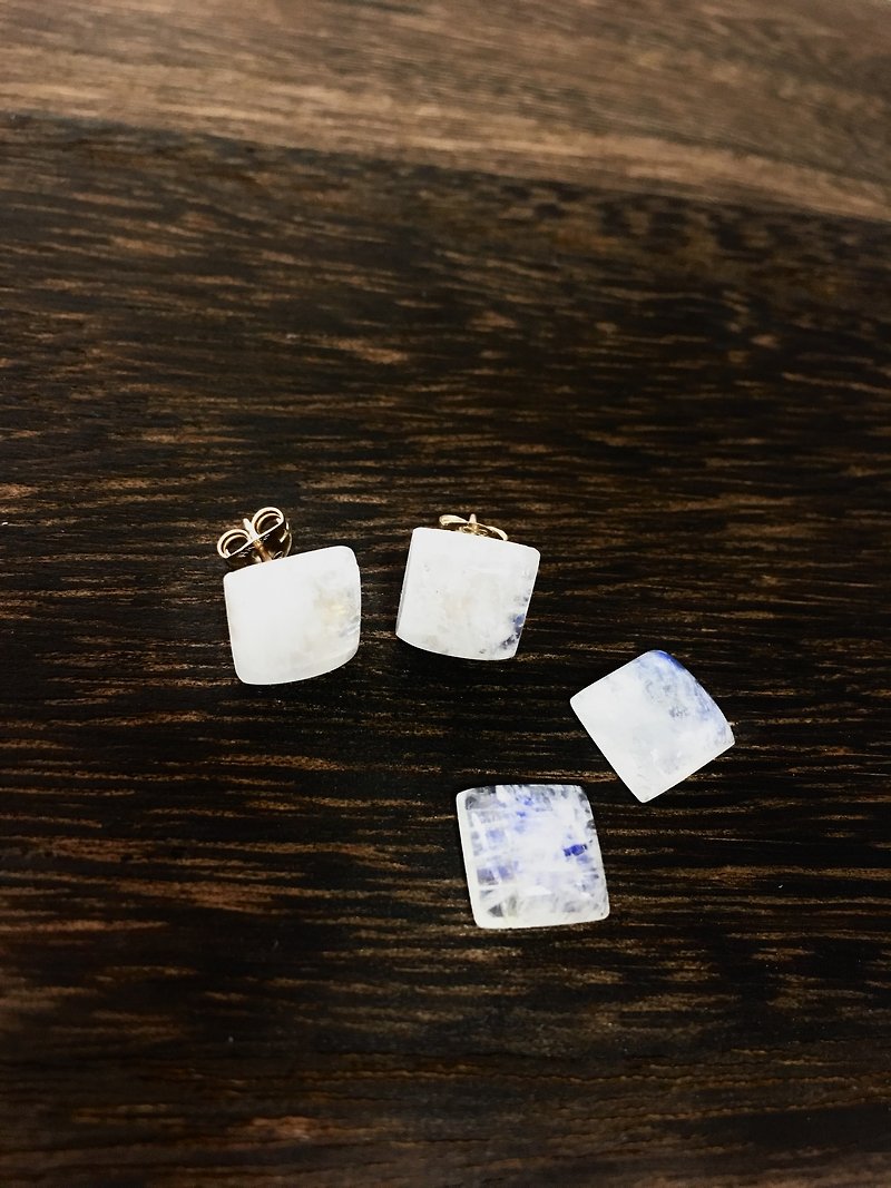 Moon stone square earring - 耳環/耳夾 - 寶石 白色
