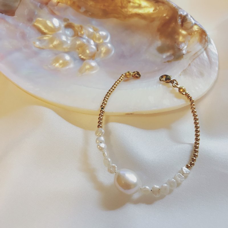 Classic Elegance Sea Cultured Pearl With Brass Bracelet - สร้อยข้อมือ - เครื่องเพชรพลอย 