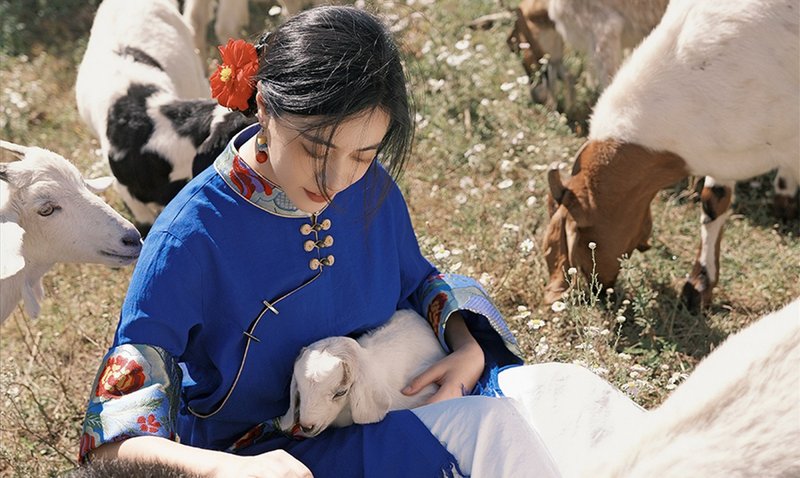 Dreamy Blue New Chinese Retro Tibetan Style Tassel Linen and Linen College Style Dress - เสื้อผู้หญิง - วัสดุอื่นๆ สีน้ำเงิน