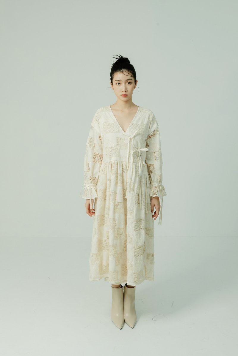 心齋坐忘/米色刺繡綁帶長袖洋裝 - 洋裝/連身裙 - 棉．麻 