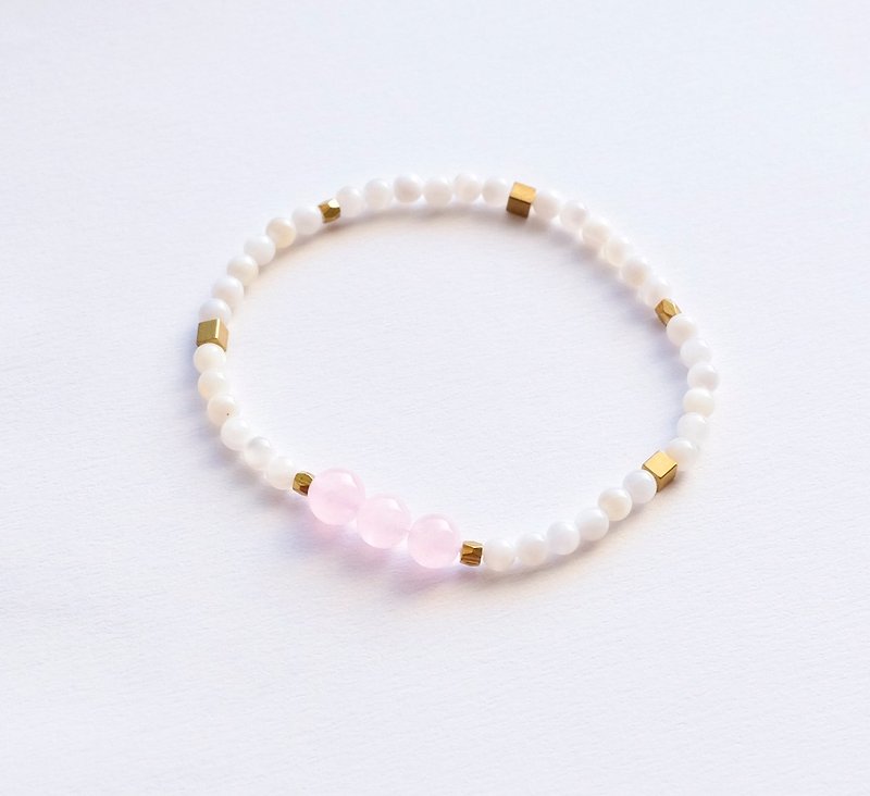 Sweet natural crystal / white shell beads / brass - Bracelets - Gemstone Pink