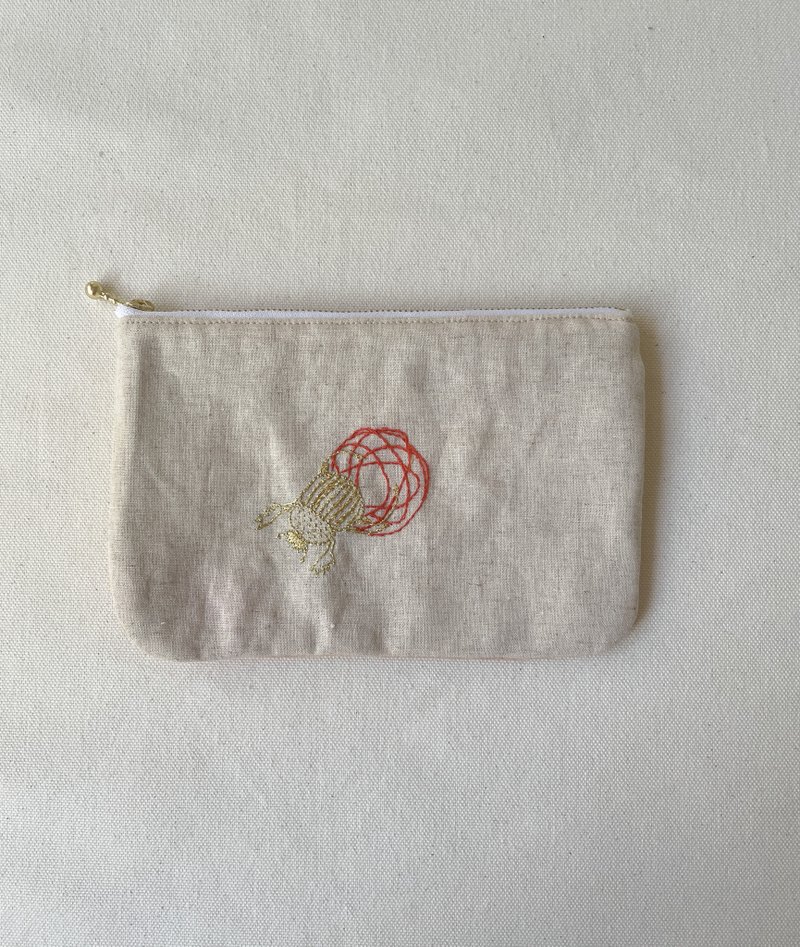 日本製 Scarab 刺繍ジッパー付ポーチ ムラ染め　Shibori 絞り染め　フンコロガシ 刺繍 - 化妝包/收納袋 - 棉．麻 白色