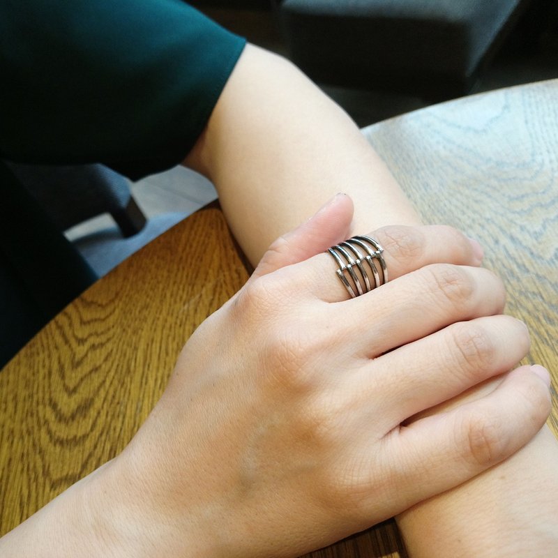 holding hands a ring_牽手a戒指 | 925純銀 設計師手作 情人節 - 戒指 - 銀 銀色