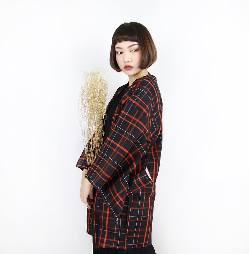 Back to Green :: Japan bring back kimono feathers black and white lines cross staggered men and women can wear / / vintage kimono (KC-65) - เสื้อแจ็คเก็ต - วัสดุอื่นๆ 