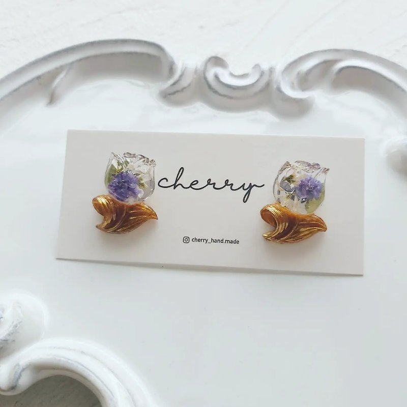Tulip l handmade earrings dried flowers Japanese resin 14k gold-plated ear pins/ Clip-On birthday gift - Earrings & Clip-ons - Resin Multicolor