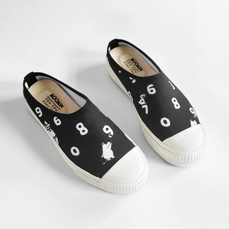 【Pinkoi x Moomin x SOU・SOU】Moomin and Mei Black and White Ten Mules (Wide Last) - รองเท้าลำลองผู้หญิง - ผ้าฝ้าย/ผ้าลินิน สีดำ