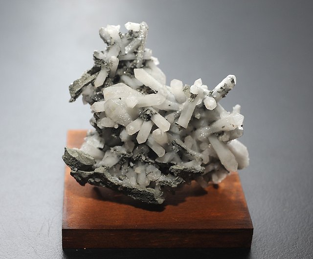 新品❗️水晶 クラスター 原石高さ17cm - 置物