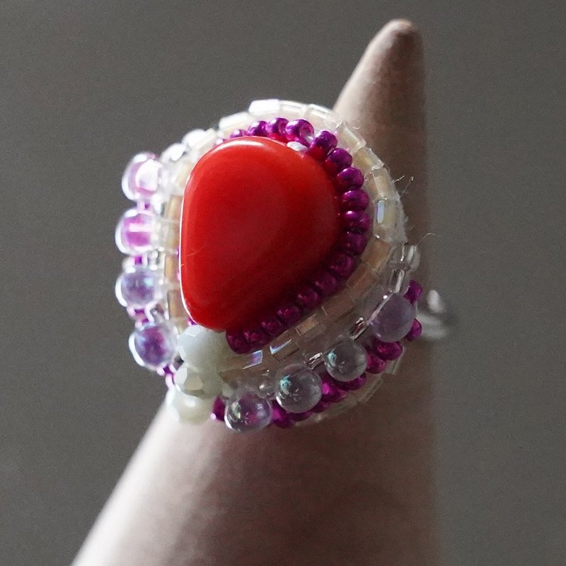 スカーフ留めにも おしゃべりな指輪158 フリーサイズ　ビーズ刺繍のリング　ビビッド　おおぶりリング - 戒指 - 塑膠 紅色