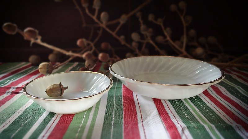 Early Fire-King Bowl - Phnom Penh Whirlpool Bowl (Tableware / Old Objects / Milk Glass / Fire King) - Bowls - Glass White