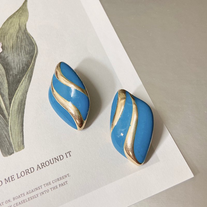[Western antique jewelry] Elegant natural curve enamel craftsmanship blue background gold strip earrings and earrings - ต่างหู - เครื่องประดับ สีน้ำเงิน