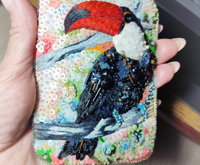 オオハシの鳥の刺繍が施されたレザーキーケース、耐久性のある