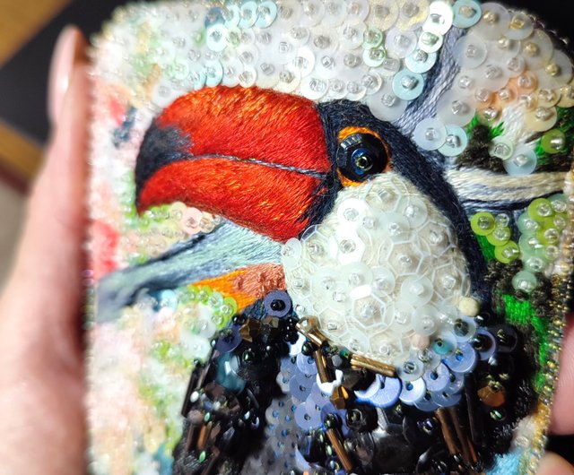 オオハシの鳥の刺繍が施されたレザーキーケース、耐久性のある