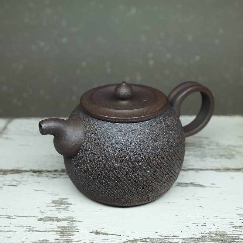 沙岩彎嘴圓形正把茶壺 手作陶藝 茶道具 - 茶具/茶杯 - 陶 咖啡色
