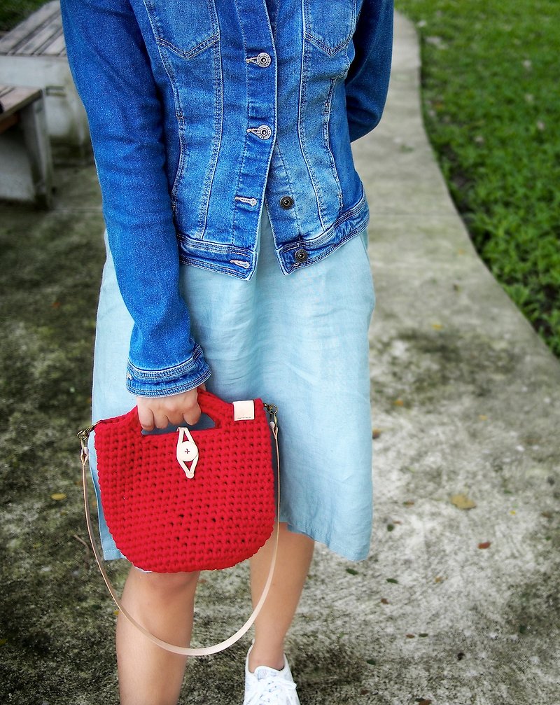 Handmade crochet bag red (t-shirt yarn) with natural color leather strap - 手袋/手提袋 - 聚酯纖維 紅色