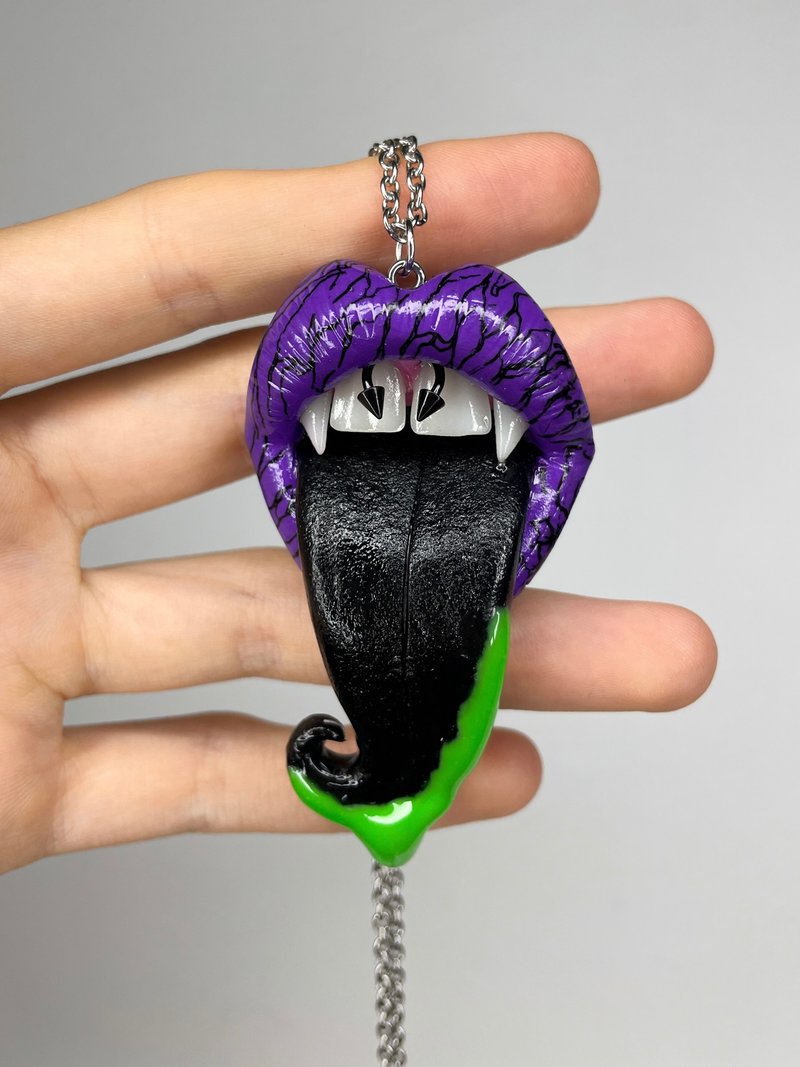 Pendant. Purple lips with a black tongue. - 項鍊 - 黏土 