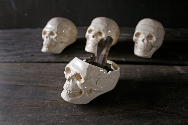 Small skull pottery box (height 6.5cm, random delivery storage box jewelry box) - Storage - Pottery White