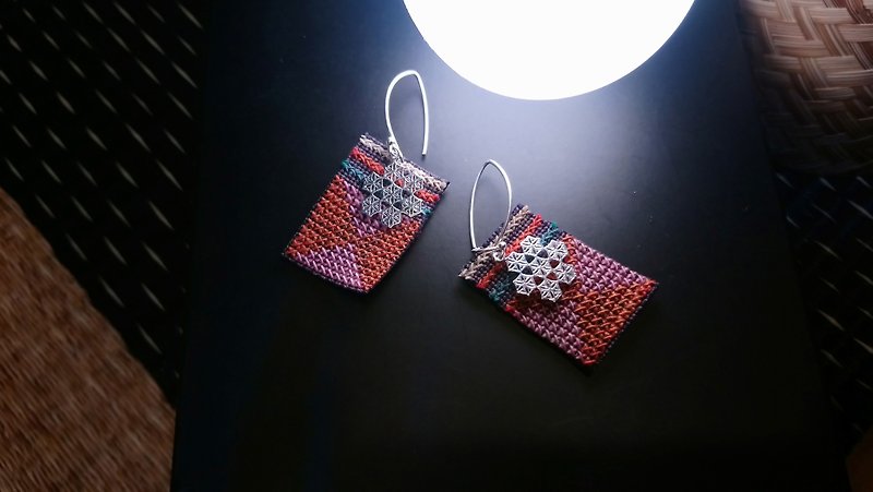 Silver with hand-stitched earrings - 耳環/耳夾 - 其他金屬 銀色