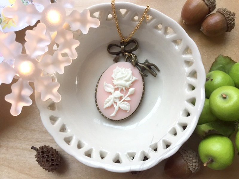Zoe's forest Christmas deer necklace of pink roses - Christmas Package - Necklaces - Other Metals 