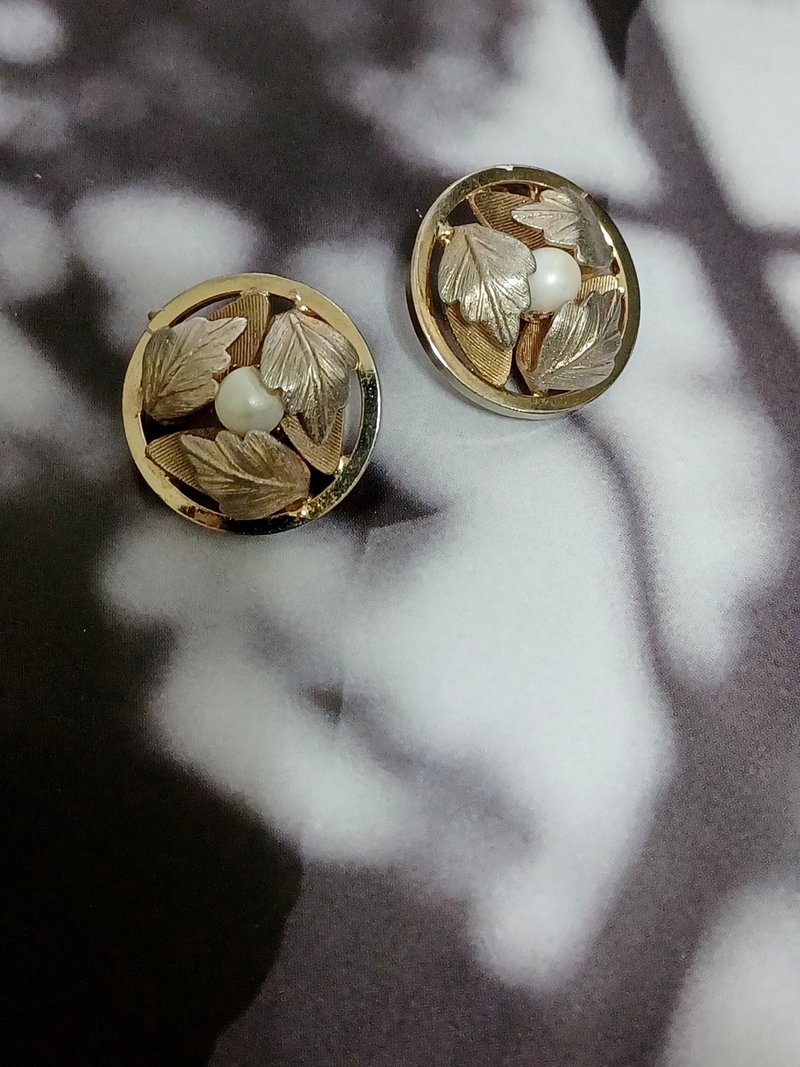 vintage jewelry Sarah cov antique clip earrings trefoil pearls - Earrings & Clip-ons - Other Metals 