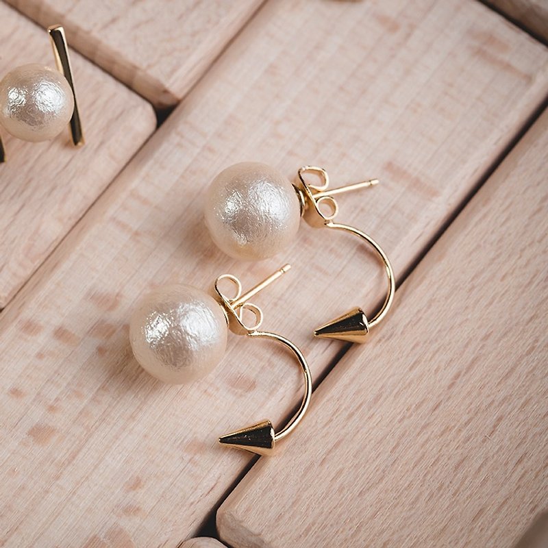 Cotton Pearl Earrings-Triangle - ต่างหู - โลหะ สีทอง
