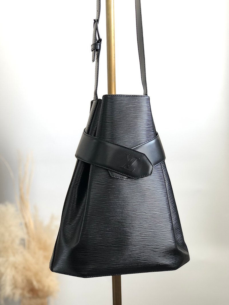 【 日本直送　名牌中古包 】LOUIS VUITTON ルイヴィトン エピ ショルダーバッグ ブラック レザー サックデポールPM 巾着  wfvx5e - 側背包/斜背包 - 真皮 黑色