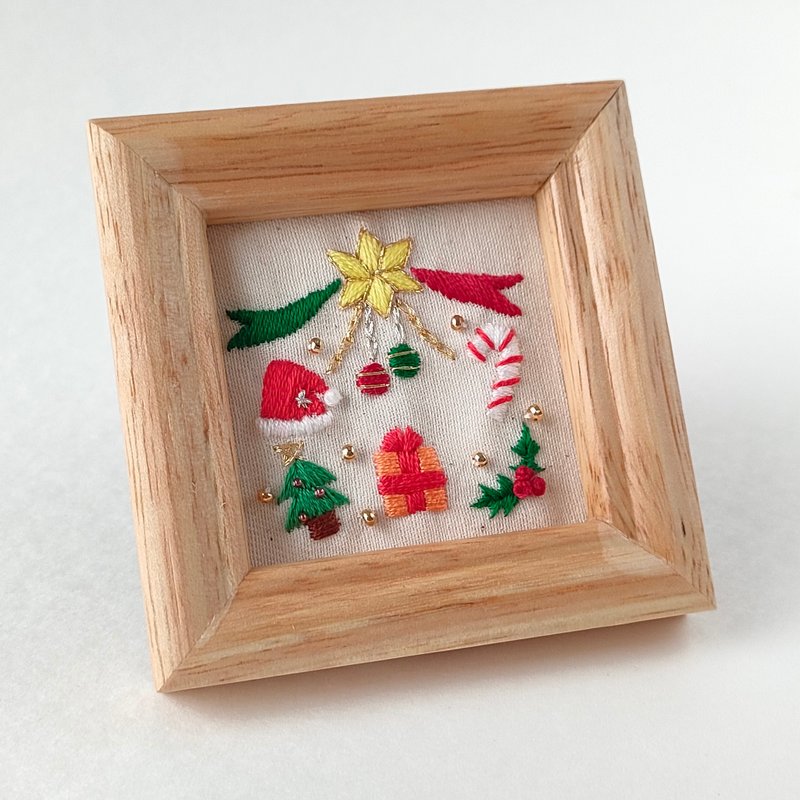 Christmas decoration mini embroidery frame wall decoration ornament - กรอบรูป - ไม้ สีแดง