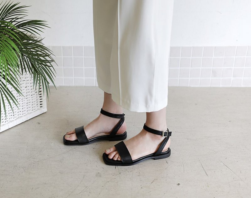 PRE-ORDER – MACMOC  I One(BLACK) Sandals - รองเท้ารัดส้น - หนังเทียม สีดำ