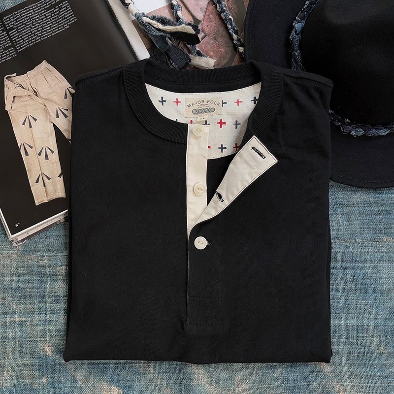 MajorFolk 日系復古 手繪雙色十字 黑色長袖亨利領男T恤 春秋冬款 - 男 T 恤 - 棉．麻 