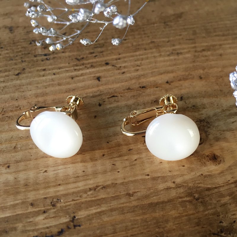 Soft marble color earrings (White) - 耳環/耳夾 - 塑膠 白色
