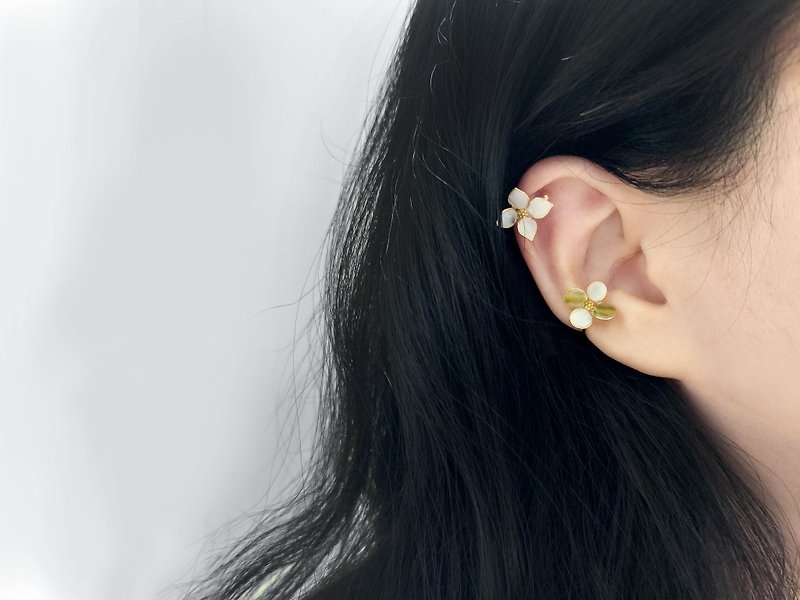 Ear cuff crystal flower - small flower ear cuff (sold as a pair/can be in different colors)_Light point jewelry - ต่างหู - เรซิน ขาว