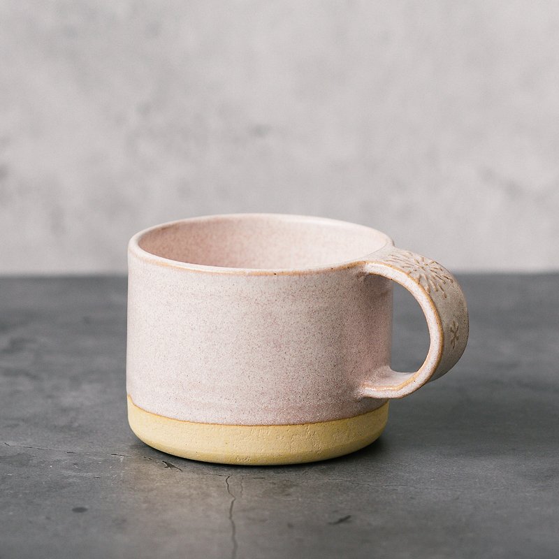 春の野花-フランスの甘いエンボス加工のArtDecoコーヒーカップ（タンポポ/ピンク） - マグカップ - 陶器 ピンク