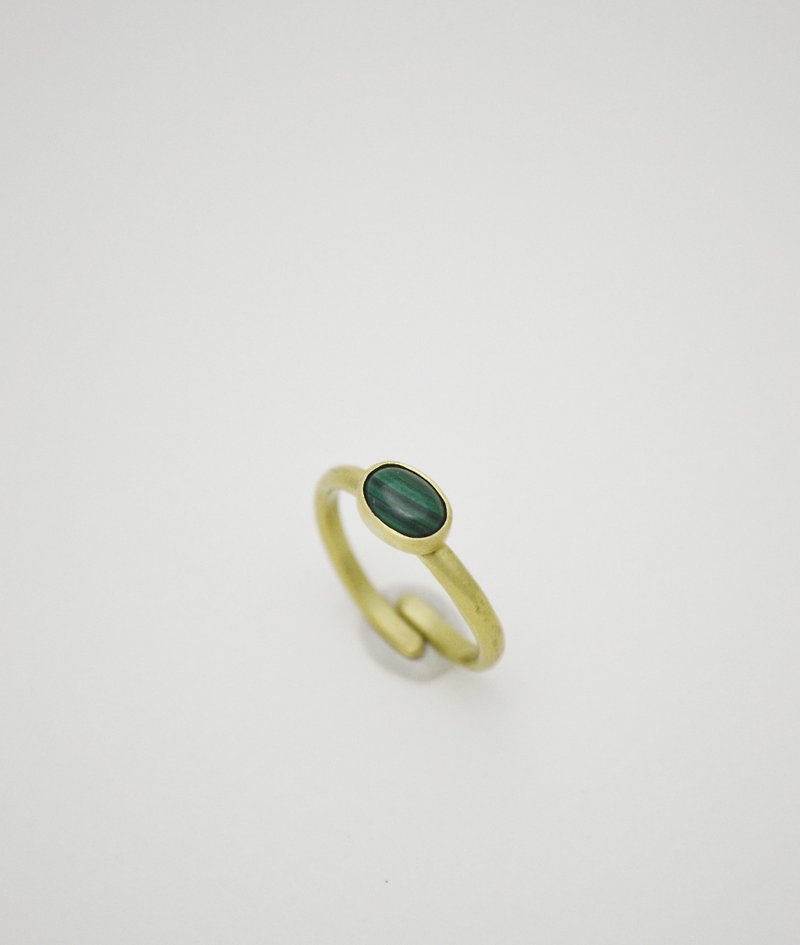 簡單小石系列-孔雀石‧黃銅戒指 - 戒指 - 銅/黃銅 綠色