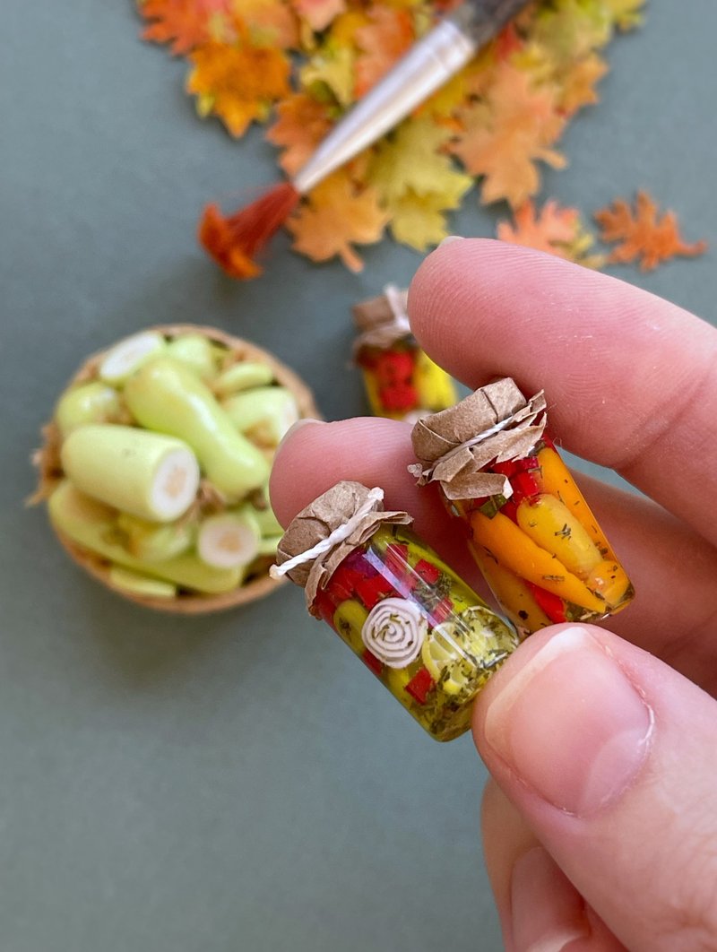 Miniature set of zucchini in a basket and jars of vegetables for a dollhouse fro - 玩偶/公仔 - 其他材質 多色