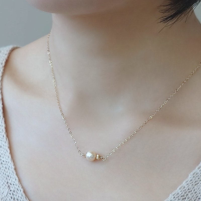 Pale Champagne Gold Saltwater Pearl Smooth Round 14Kgf Dainty Necklace - สร้อยคอ - ไข่มุก สีทอง