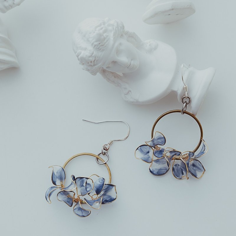 【解夢花-神祕藍】垂墜耳環 | 水晶花飾品 - 耳環/耳夾 - 樹脂 藍色