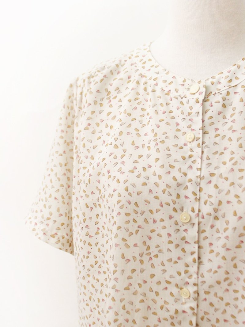 Vintage Japanese Made Elegant Printed Short-Sleeve Beige Vintage Shirt - Women's Shirts - Polyester Yellow