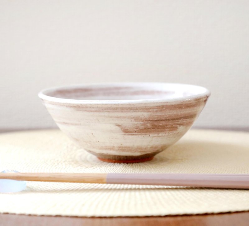 White-finished rice bowl with brushed pattern - ถ้วยชาม - ดินเผา สีนำ้ตาล