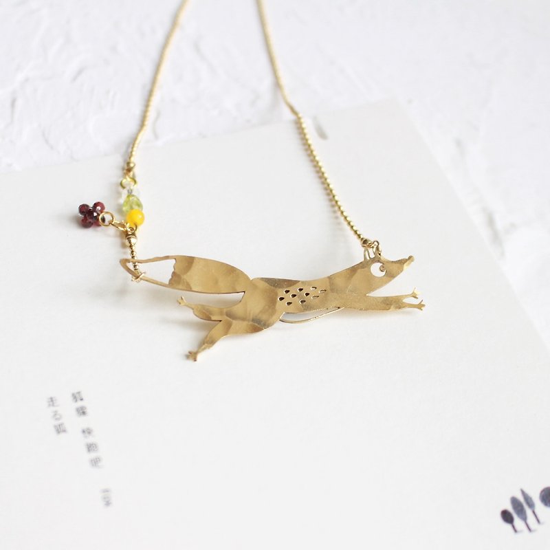 Fox hammered brass golden necklace I Story_Slow Journey - สร้อยคอ - ทองแดงทองเหลือง สีทอง