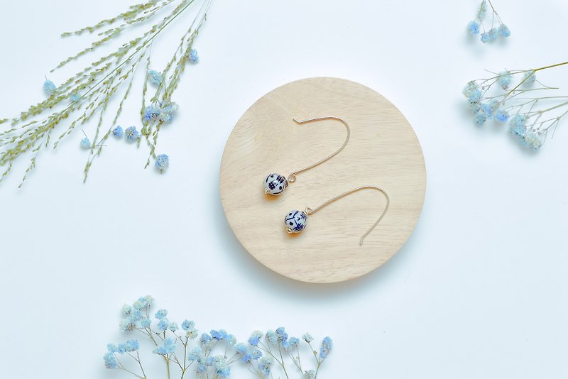 Suddenly (Earring Series) Blue and White Porcelain--Simple Style - ต่างหู - เครื่องลายคราม ขาว