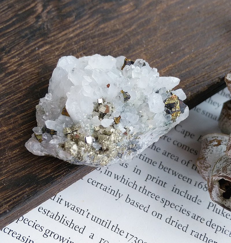 Quartz with Chalcopyrite 江西 水晶 黃銅礦共生 天然礦石 原礦 - 擺飾/家飾品 - 其他材質 