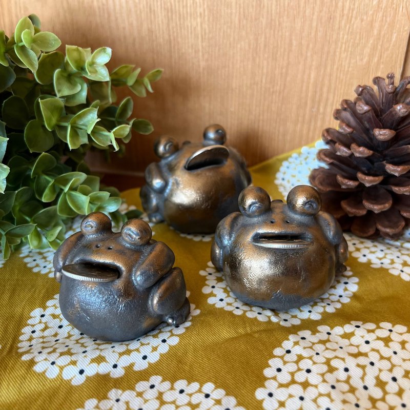 角落小陶偶－黑金胖蟾蜍 - 擺飾/家飾品 - 陶 金色