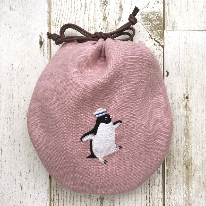 Marine hat Adelie penguin embroidered drawstring bag - กระเป๋าเครื่องสำอาง - ผ้าฝ้าย/ผ้าลินิน สึชมพู