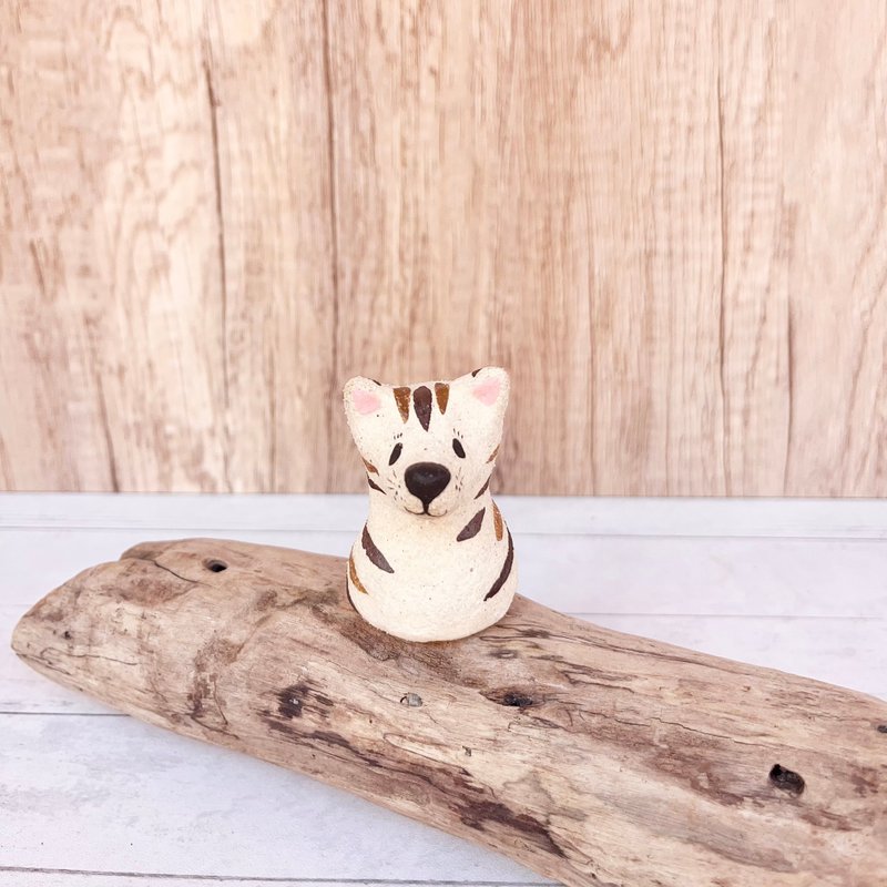 A Lu small tabby dog ​​ornament/diffuser made of American sand pottery, hand-painted and original. This is the only one. - Pottery & Ceramics - Pottery Multicolor