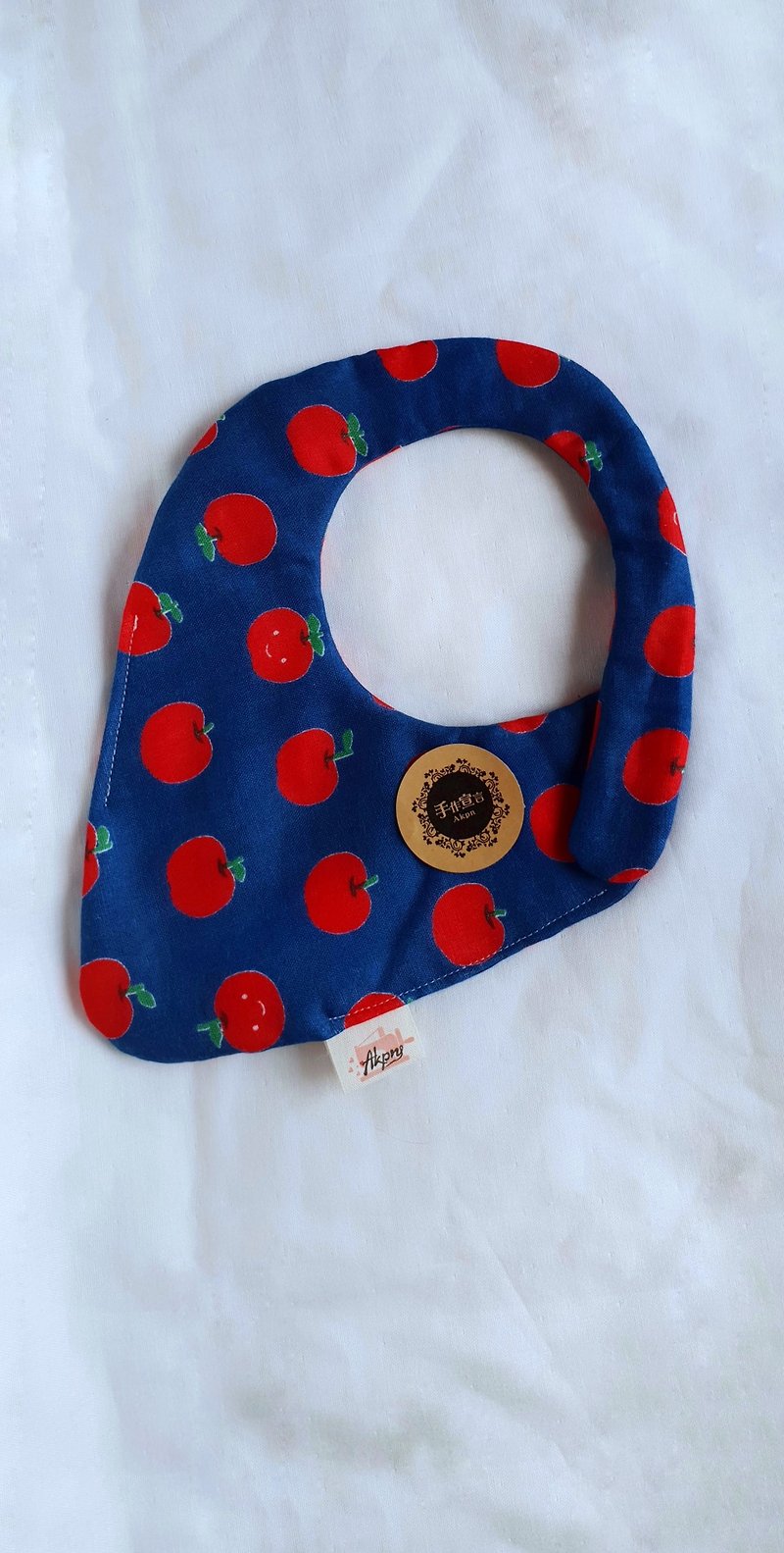 AKPN微笑紅蘋果-藍底-八層紗100%cotton雙面草莓型圍兜.口水巾 - 圍兜/口水巾 - 棉．麻 藍色