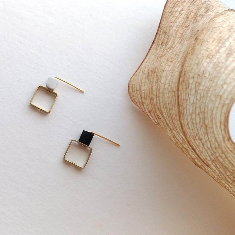 E099 knows each other - brass white black pine needle clip earrings - ต่างหู - เครื่องประดับพลอย ขาว