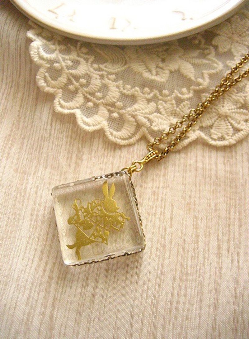 [Jolie baby] Alice elusive series - horn rimmed square necklace Rabbit Poker - Necklaces - Other Metals Transparent