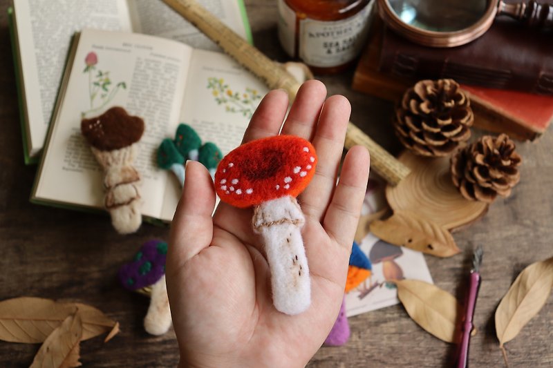 Fantasy mushroom map identification needle can be changed to magnet - Brooches - Wool Multicolor