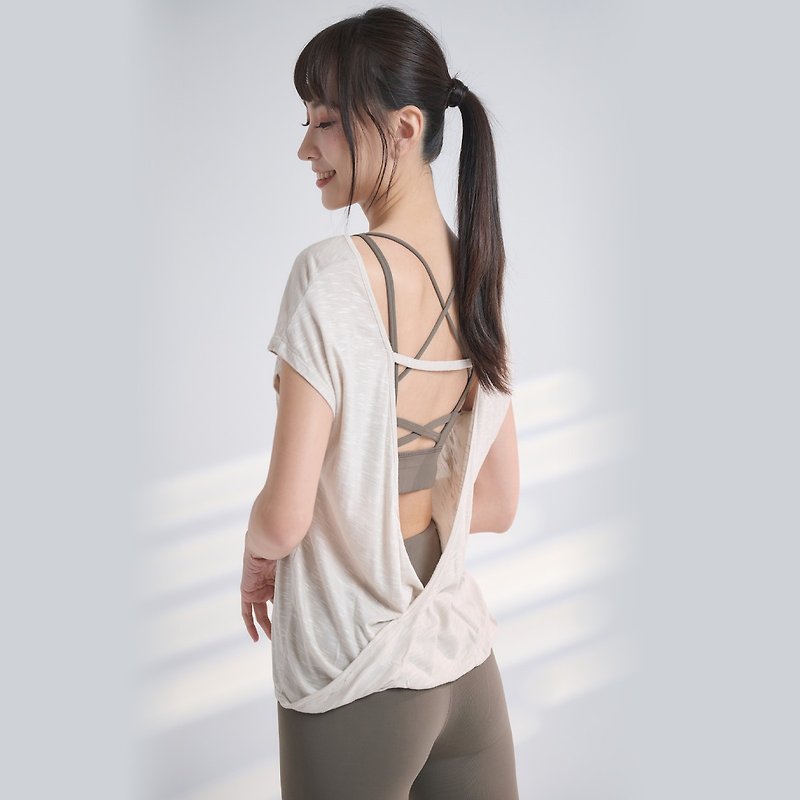 【Yoga Flow】Open Back Tshirt-Khaki - ชุดกีฬาผู้หญิง - เส้นใยสังเคราะห์ 